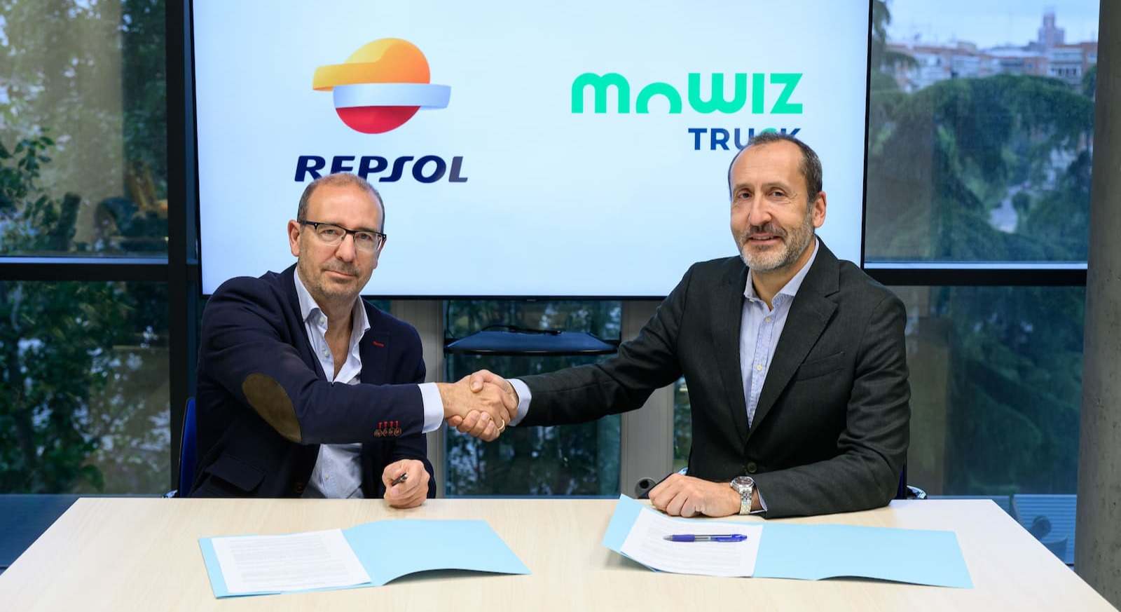 Javier Delgado, CEO de EYSA, y Carlos Sua?rez, director B2B de Movilidad de Repsol