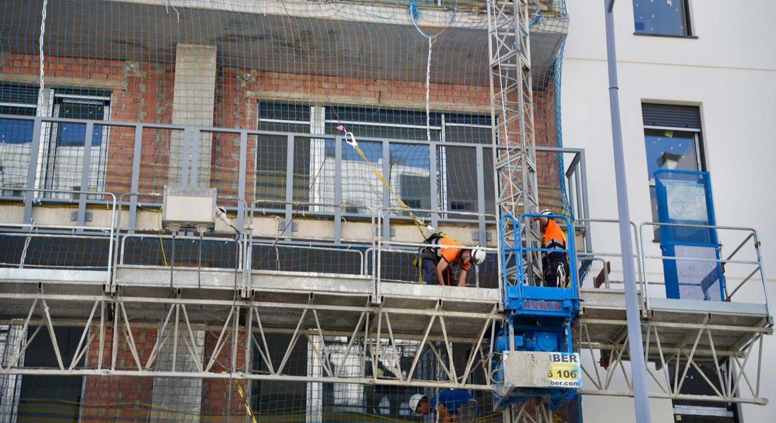 Obras en un bloque de viviendas de Sevilla.
