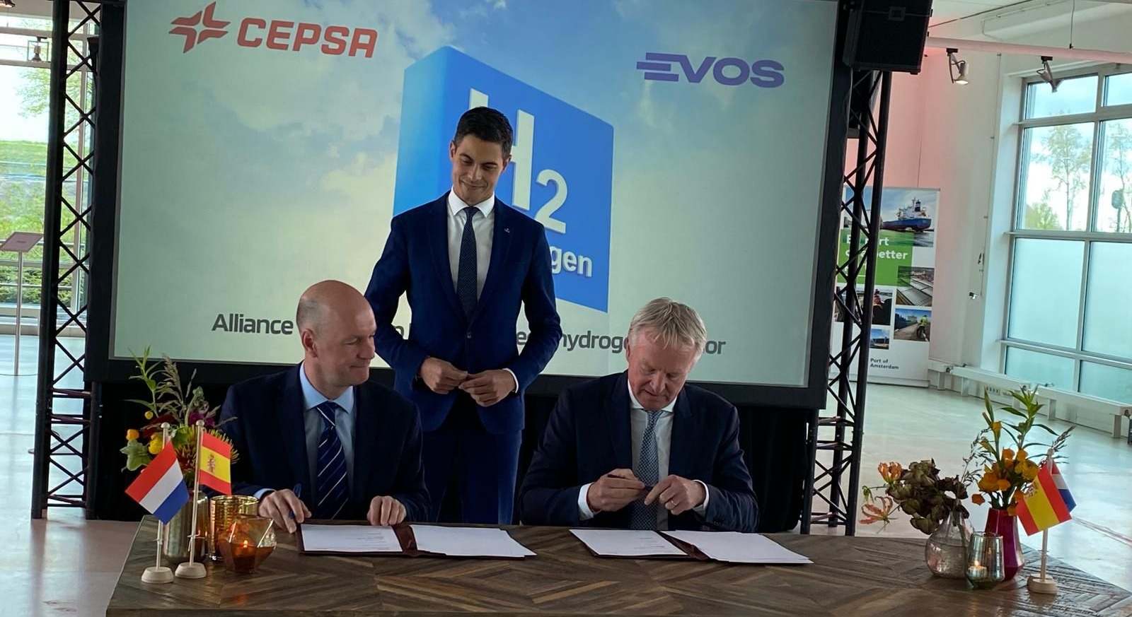 Firma del acuerdo de Cepsa