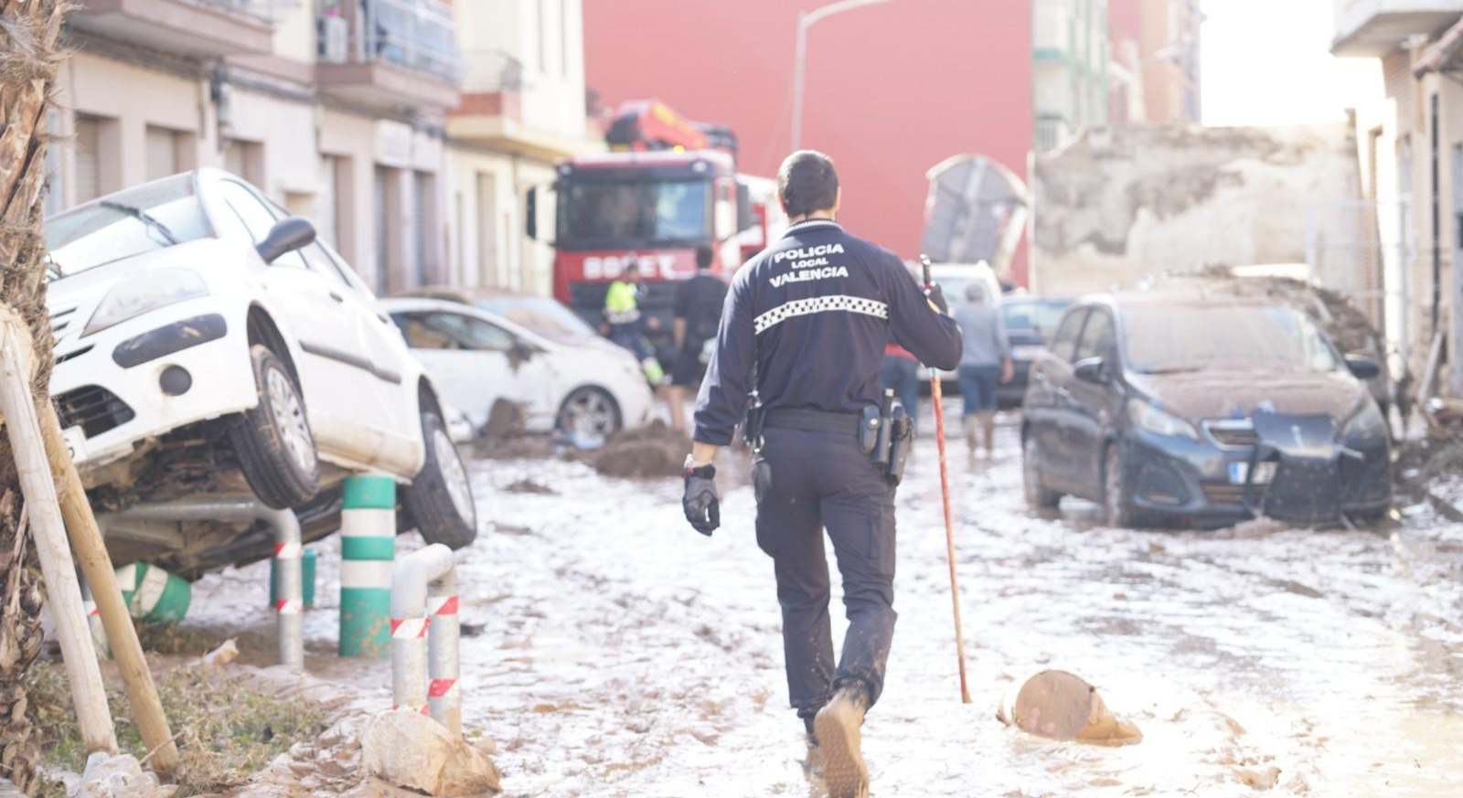 Un policía local en una de las zonas devastadas.