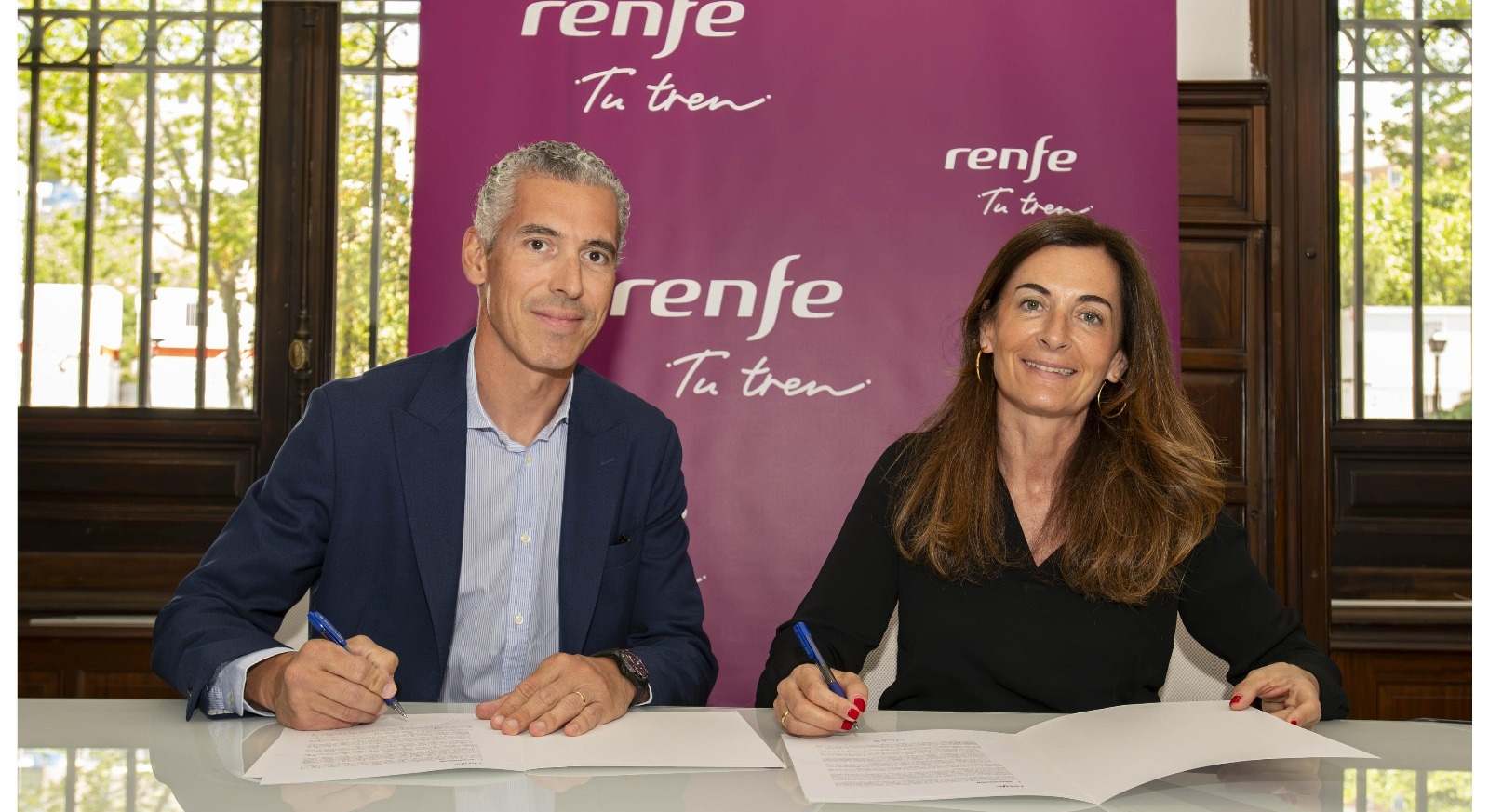 Gregorio Morales y Marta Torralvo en la firma del acuerdo
