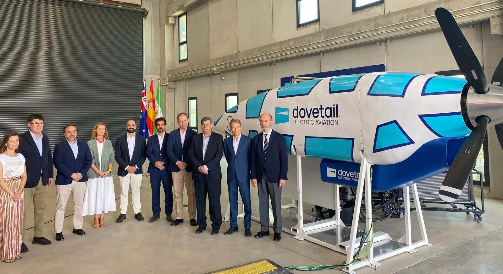 Responsables de Dovetail y autoridades junto al prototipo.