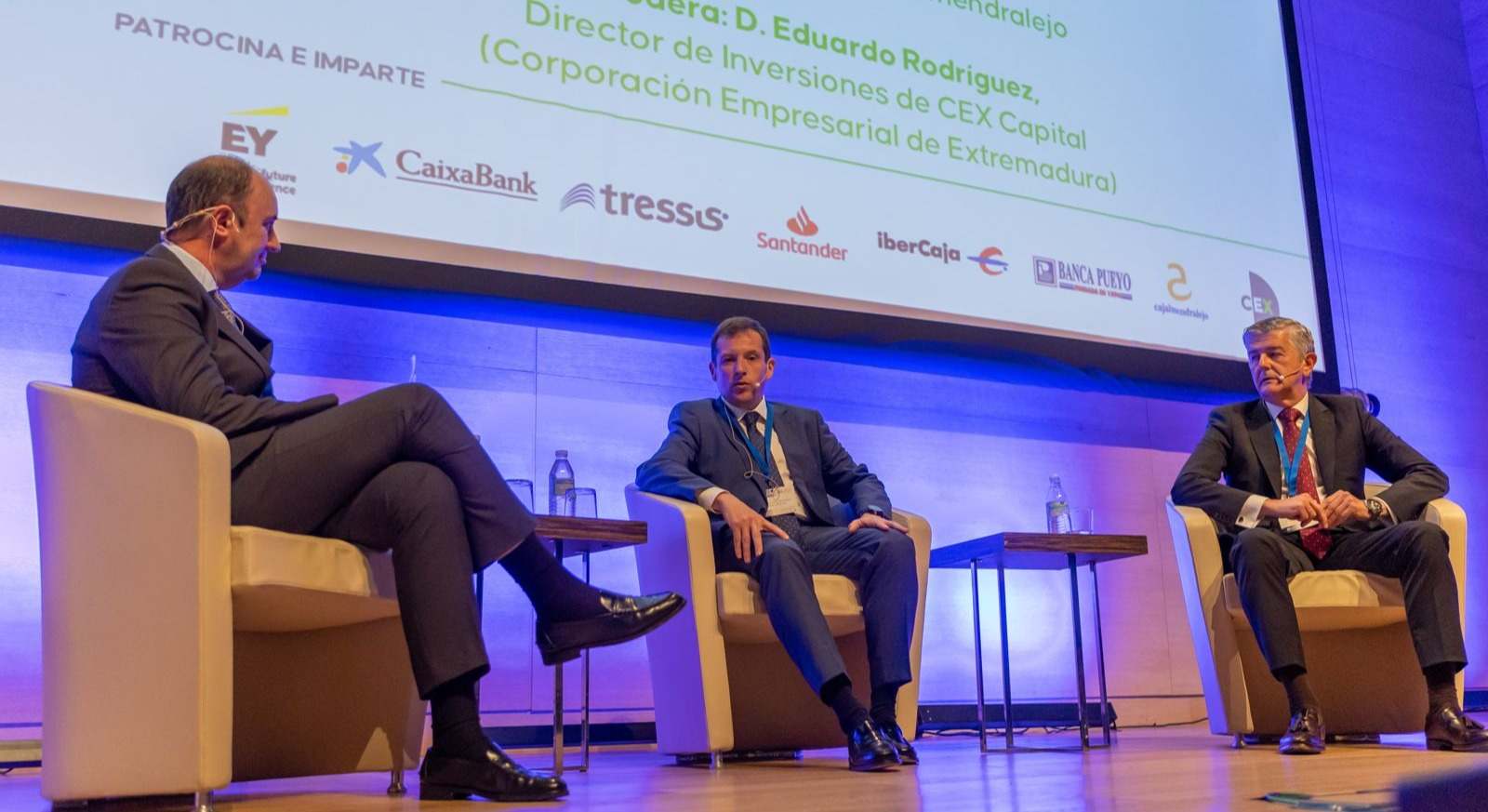 Mesa redonda sobre las perspectivas económicas, celebrada el pasado mes de abril durante el Foro Económico organizado por la AEEF