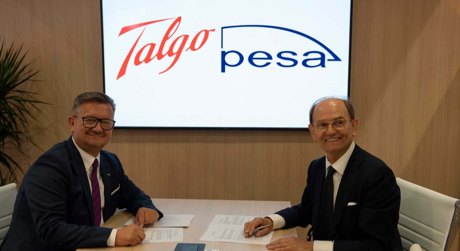 Los presidentes de Pesa (izda) y Talgo (dcha), sellando el acuerdo.