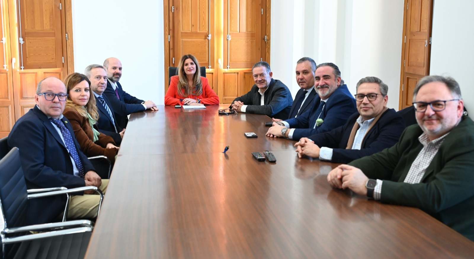 La alcaldesa de Linares, Auxi Olmo, y el teniente de alcalde, Raúl Caro, con los antiguos propietarios y los nuevos inversores.