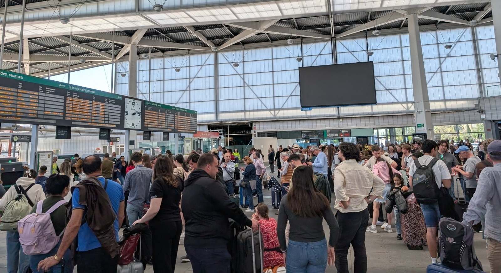 Viajeros afectados en la estación Joaquín Sorolla de Valencia.