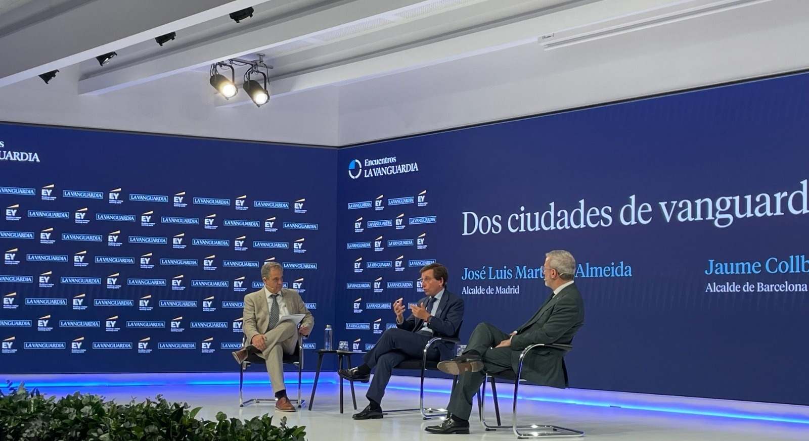 Coloquio entre el alcalde de Madrid, José Luis Martínez-Almeida, y el alcalde de Barcelona, Jaume Collboni, en la capital catalana, a 10 de julio de 2024.