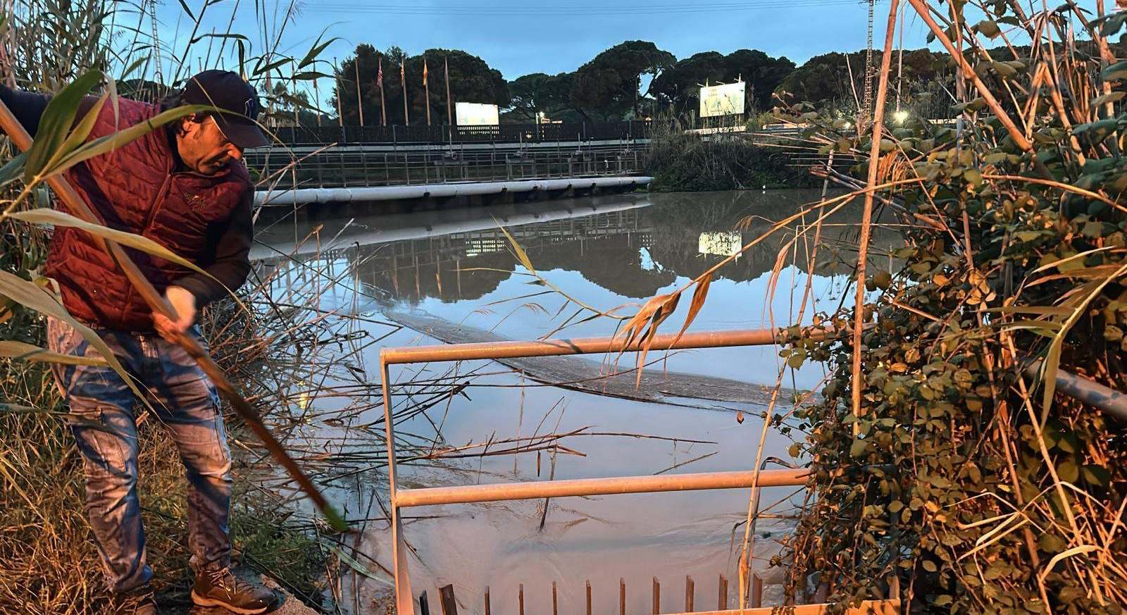 Un agricultor evacúa el agua en un campo inundado. EE