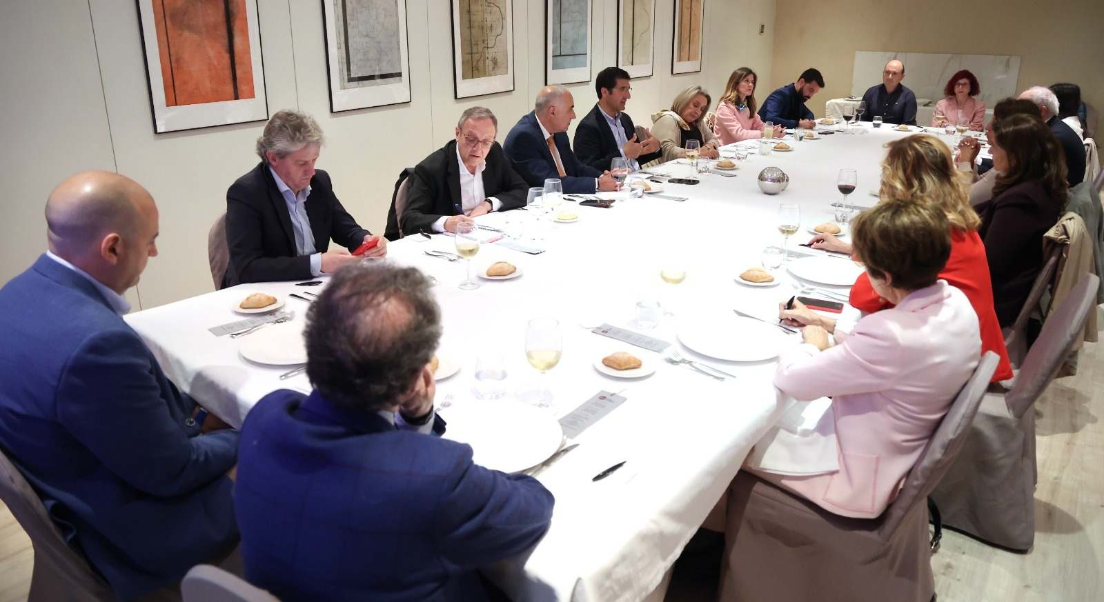 José Manuel Caballero, vicepresidente segundo de la Junta de Comunidades de CLM, en la reunión junto a Club Conecta
