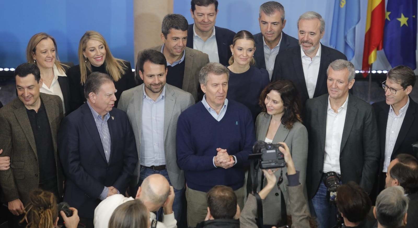 El líder del PP, Alberto Núñez Feijóo, rodeado de sus presidentes autonómicos | EP
