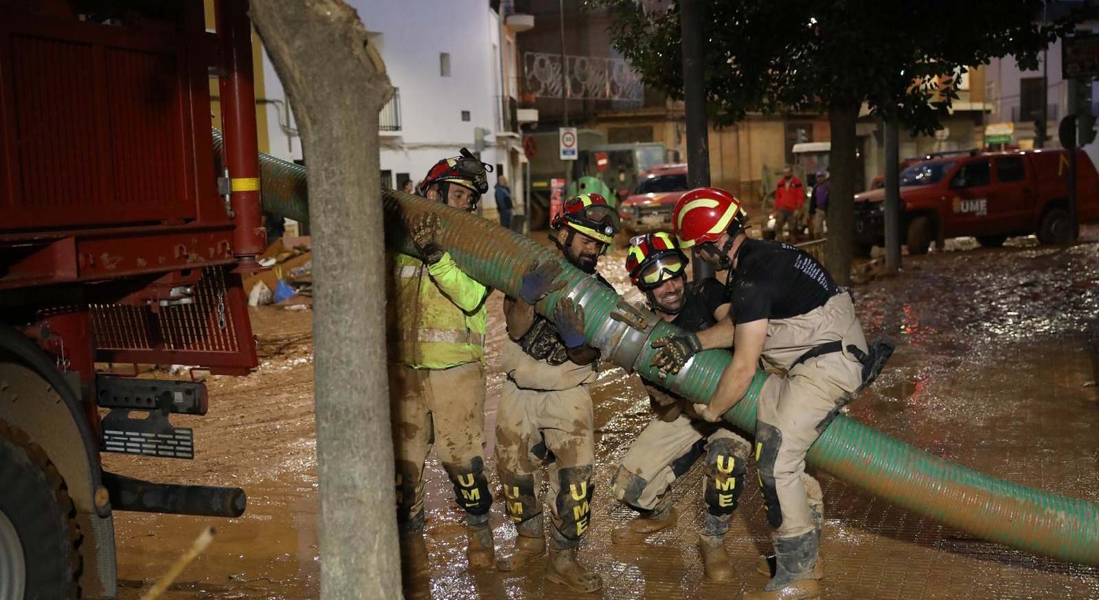 Trabajos de rescate y limpieza en el sur de Valencia.