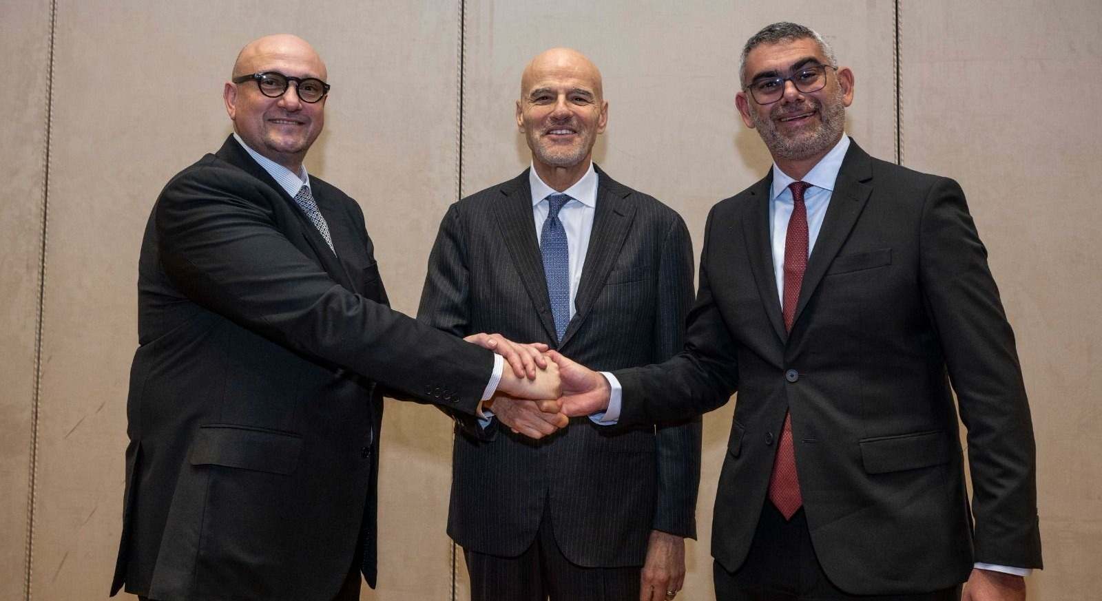 Mohamed Jameel Al Ramahi, ha firmado un acuerdo marco con Claudio Descalzi, Consejero Delegado de Eni, y Jasim Husain Thabet, Director General de TAQA.