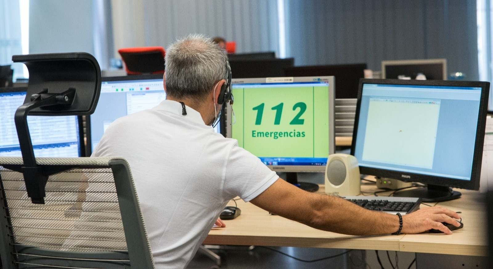 Imagen de recurso de un operario de sala del 112 Andalucía. Foto: Junta de Andalucía.