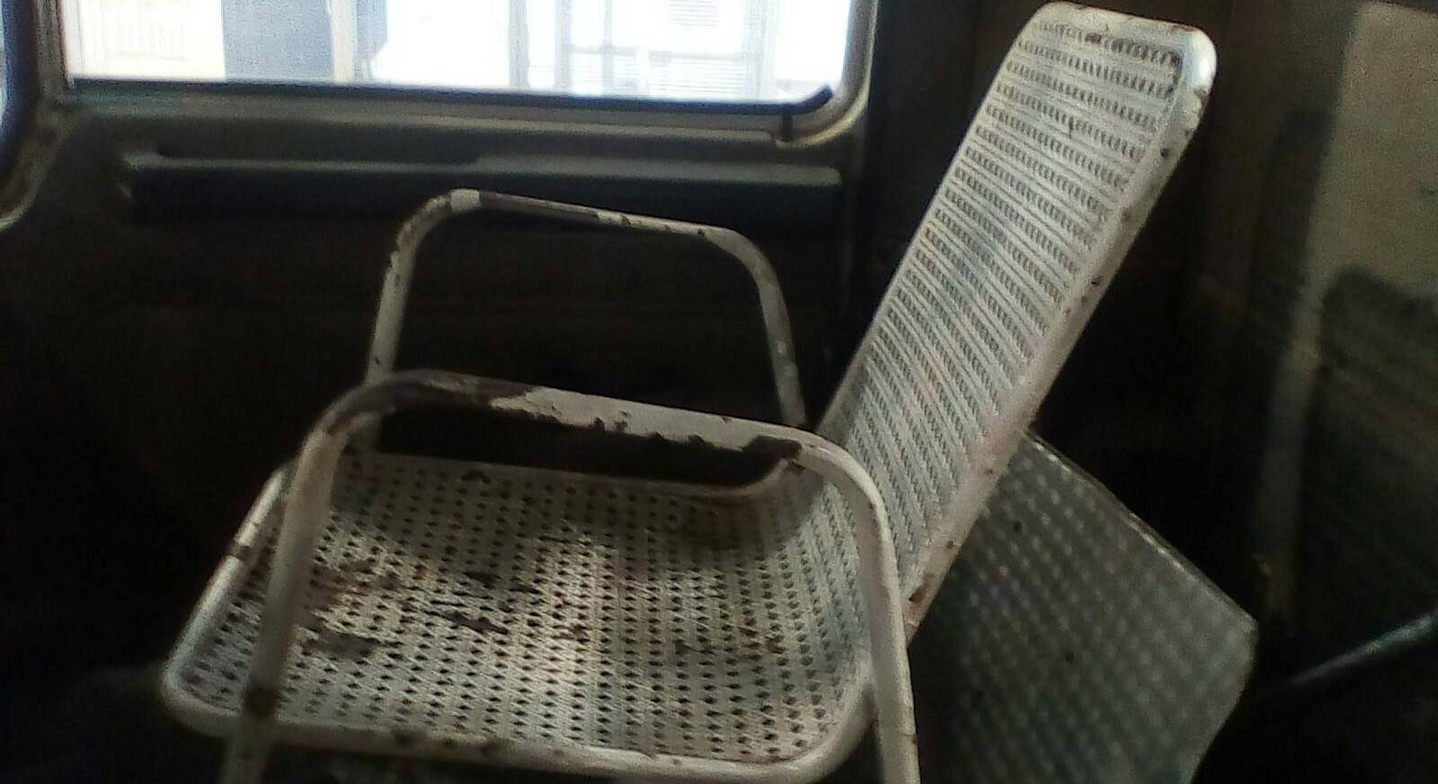 Desde una silla de hierro para el copiloto a un pedal de embrague de madera: así llegan algunos vehículos a la ITV