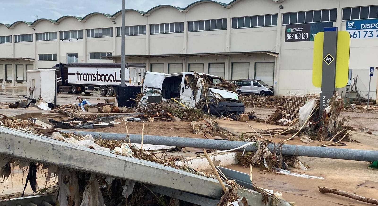 Estado de un polígono industrial en Ribarroja tras la DANA.