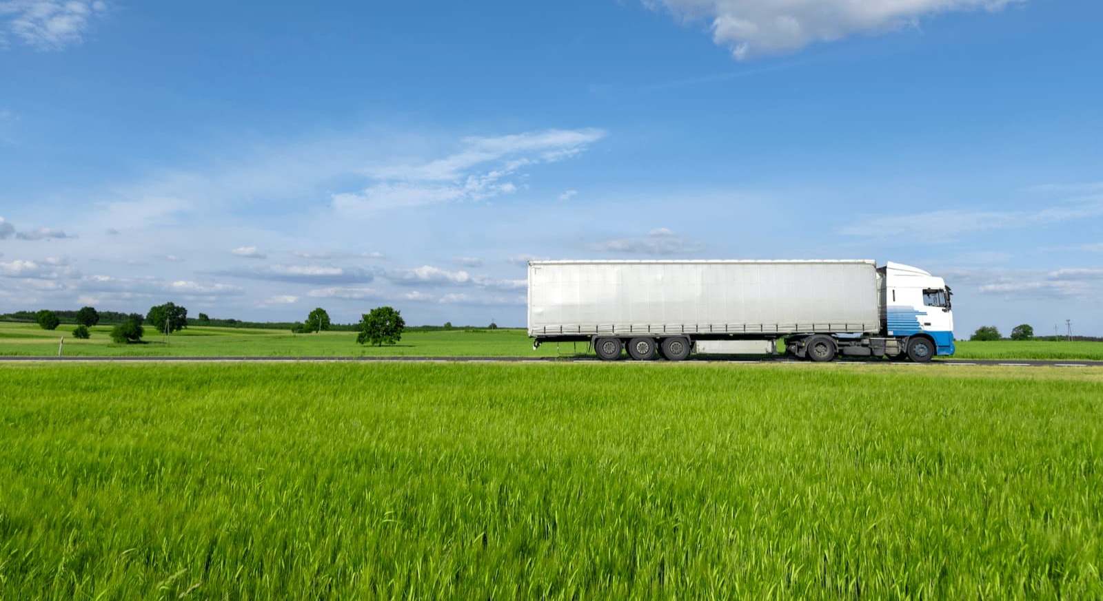 Camión circulando por una carretera europea. / iStock