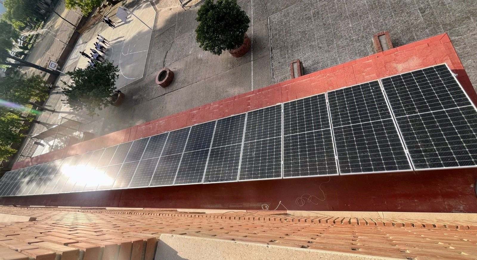 Placas solares en uno de los centros escolares.