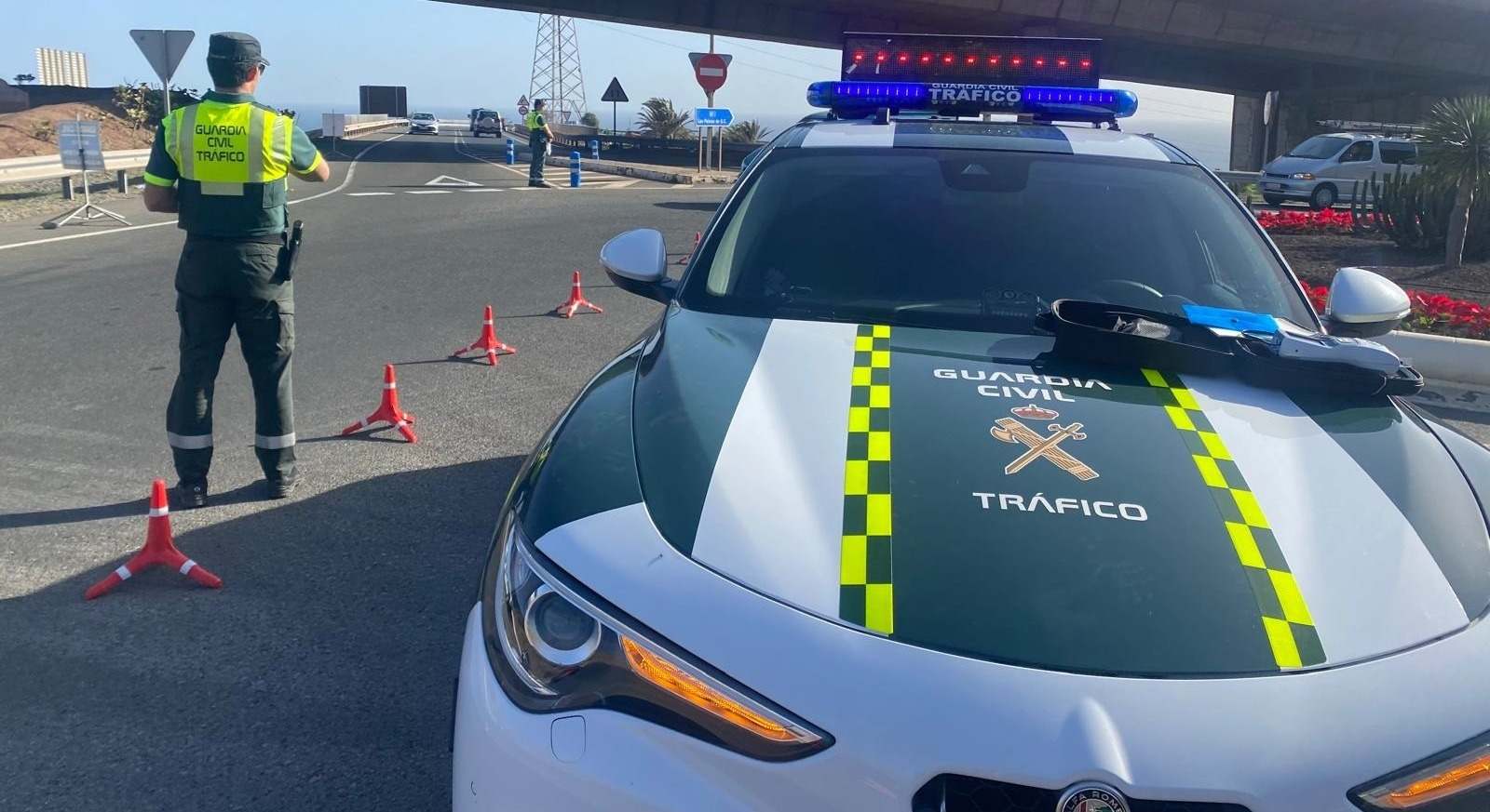 Agentes de la Guardia Civil de Tráfico en un punto de control