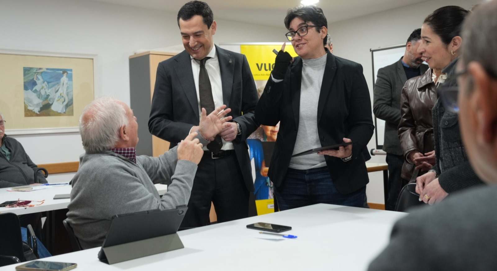 Juanma Moreno durante la presentación de la red en un centro de mayores de Sevilla.