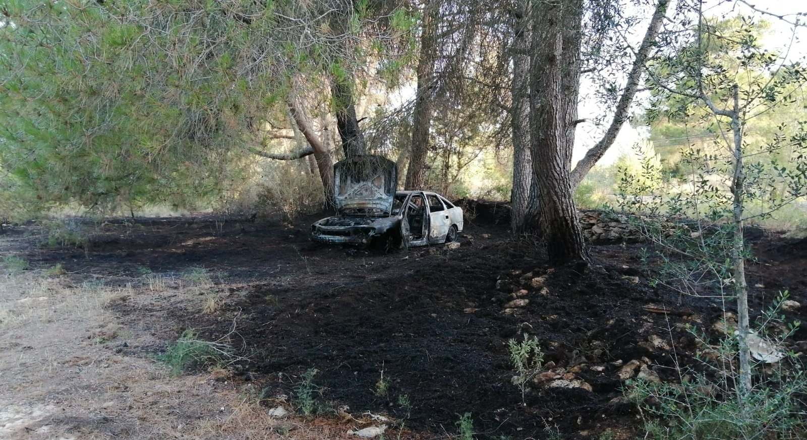 Coche calcinado en un incendio en Sant Joan, Ibiza.