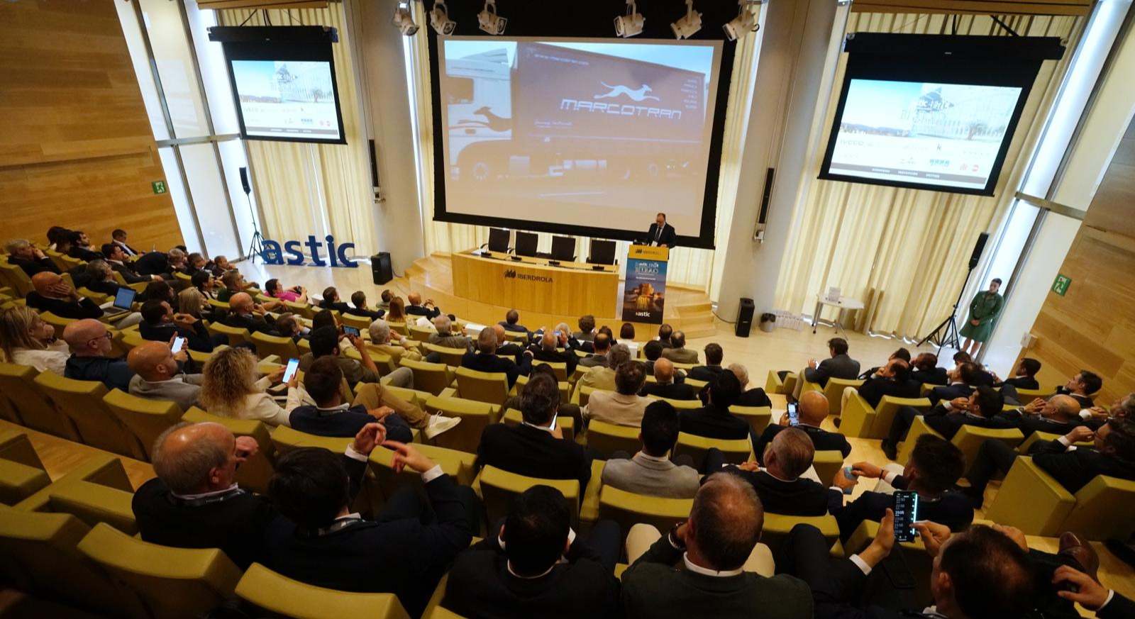 Empresarios del sector del sector del transporte reunidos este viernes en la Torre Iberdrola de Bilbao. ASTIC
