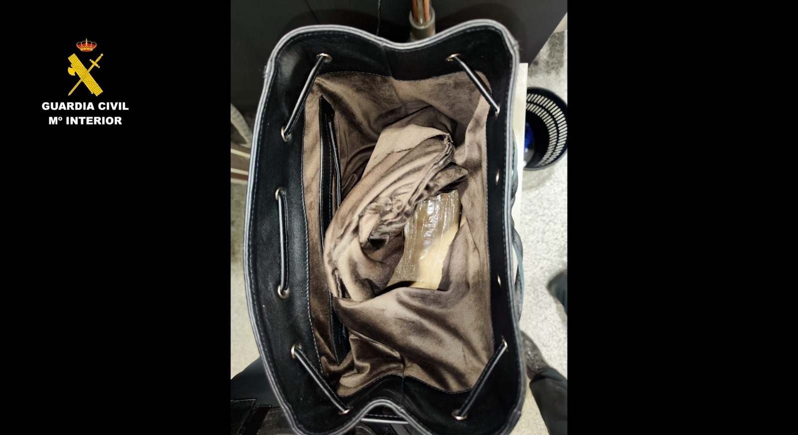 Imagen de la mochila donde el detenido ocultaba los dos paquetes de droga.
