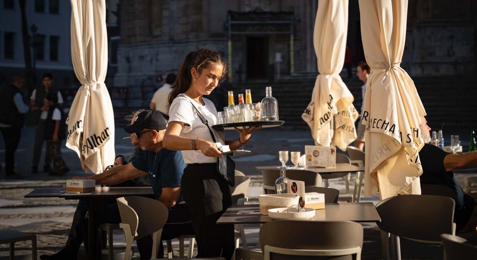 Camarera en una terraza de Cádiz. Fernando Ruso