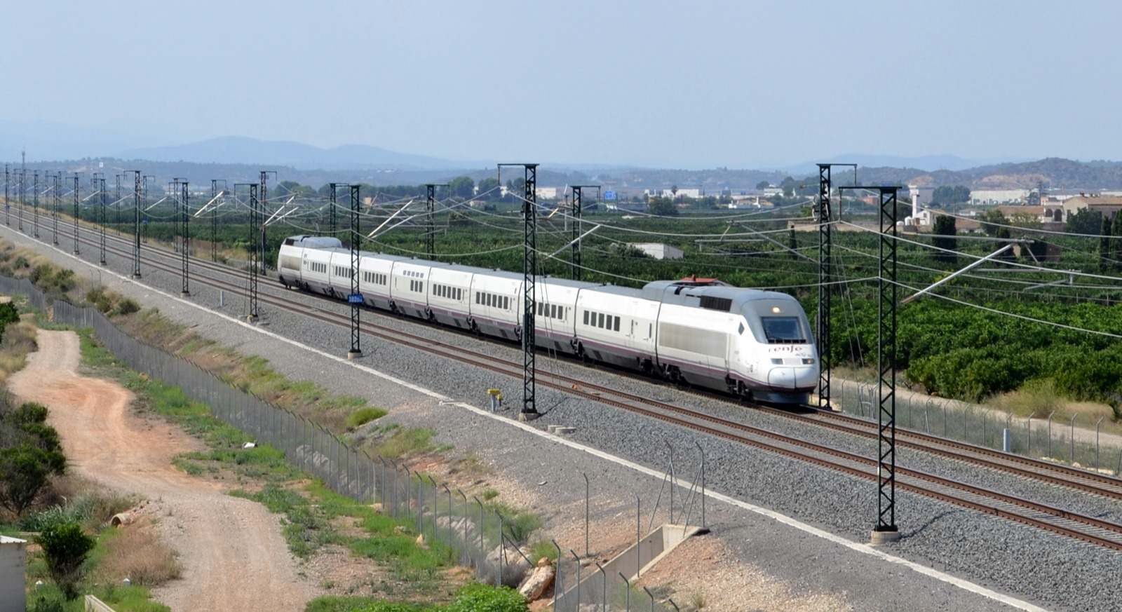 Tren Euromed circulando en los alrededores de Valencia. / Foto: V.E.