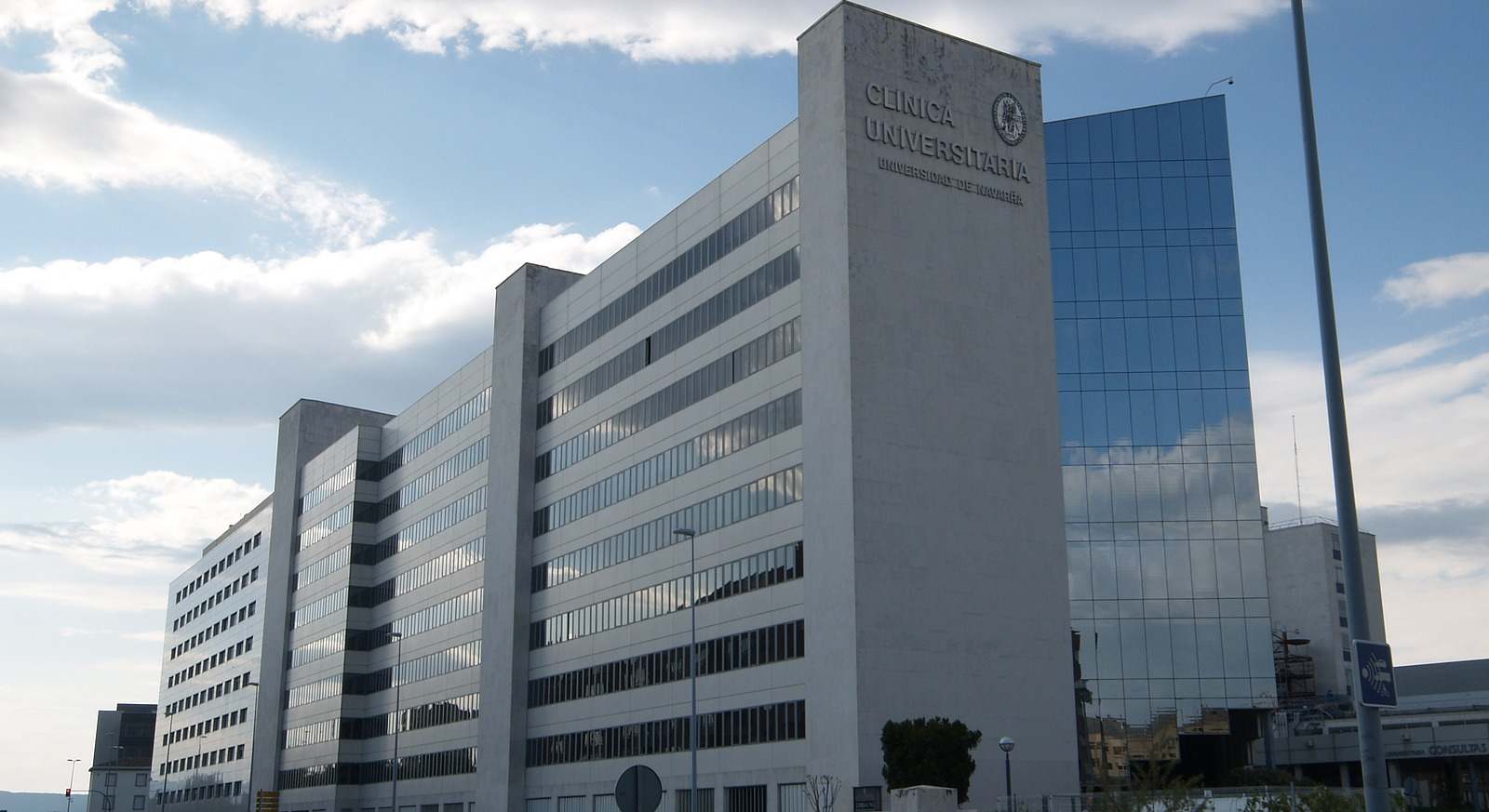 Exterior de la Clínica de la Universidad de Navarra. / Foto: Wikipedia - Jose Mario Pires