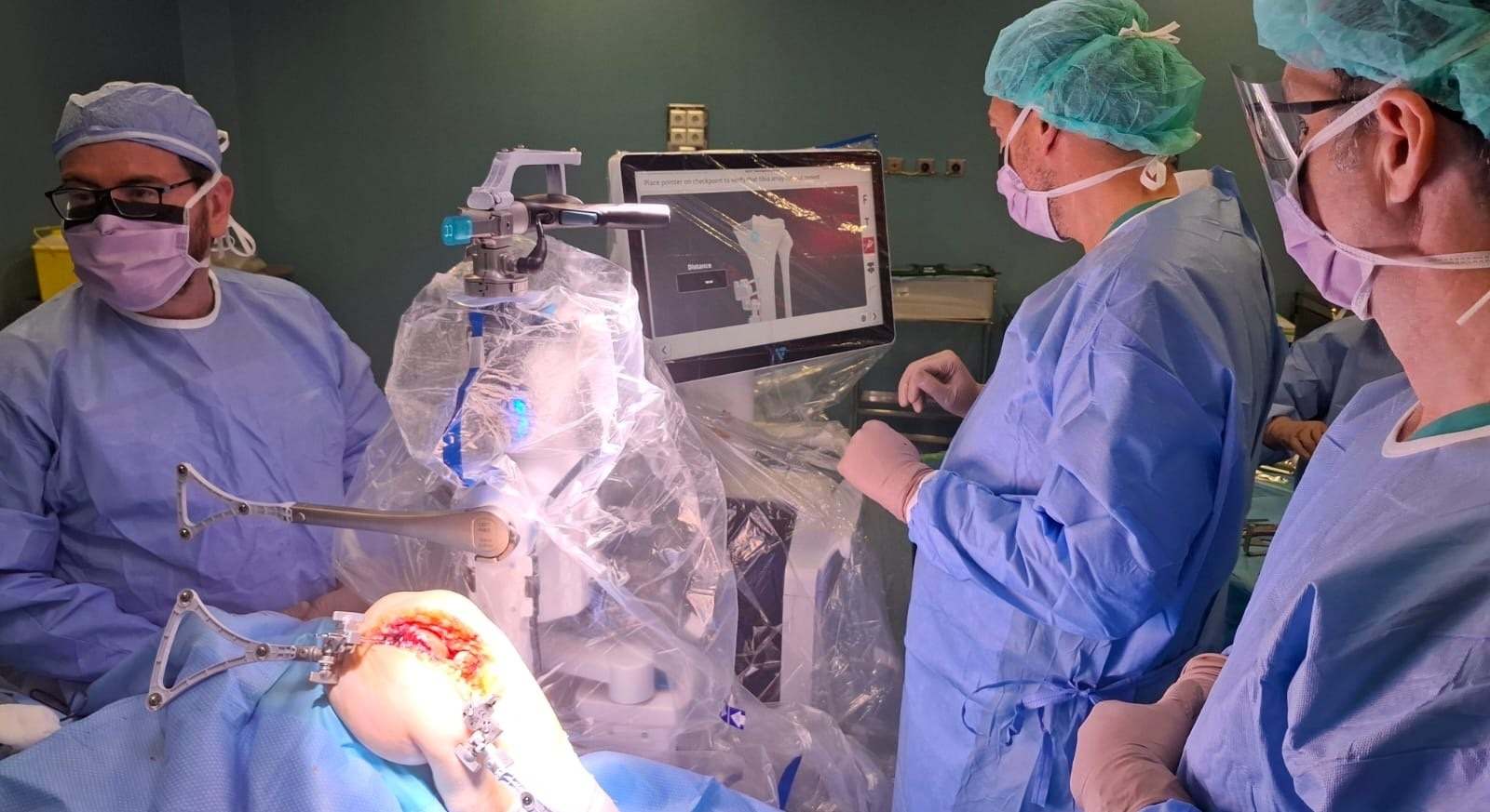 El jefe de Servicio de Cirugía Ortopédica y Traumatología de este hospital y experto en cirugía protésica de rodilla asistida por tecnología, Ricardo Larraínzar Garijo.