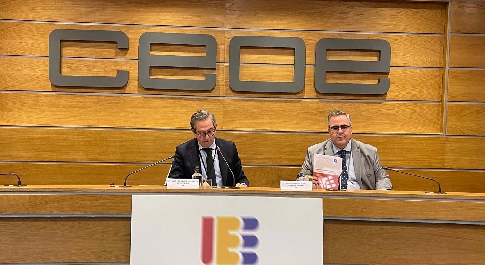 El presidente del IEE, Íñigo Fernández de Mesa y Gregorio Izquierdo.
