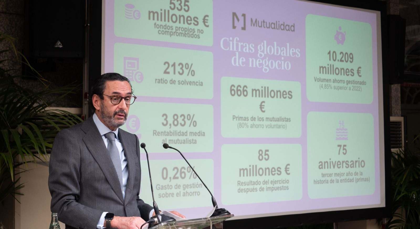 Persona presentando en atril