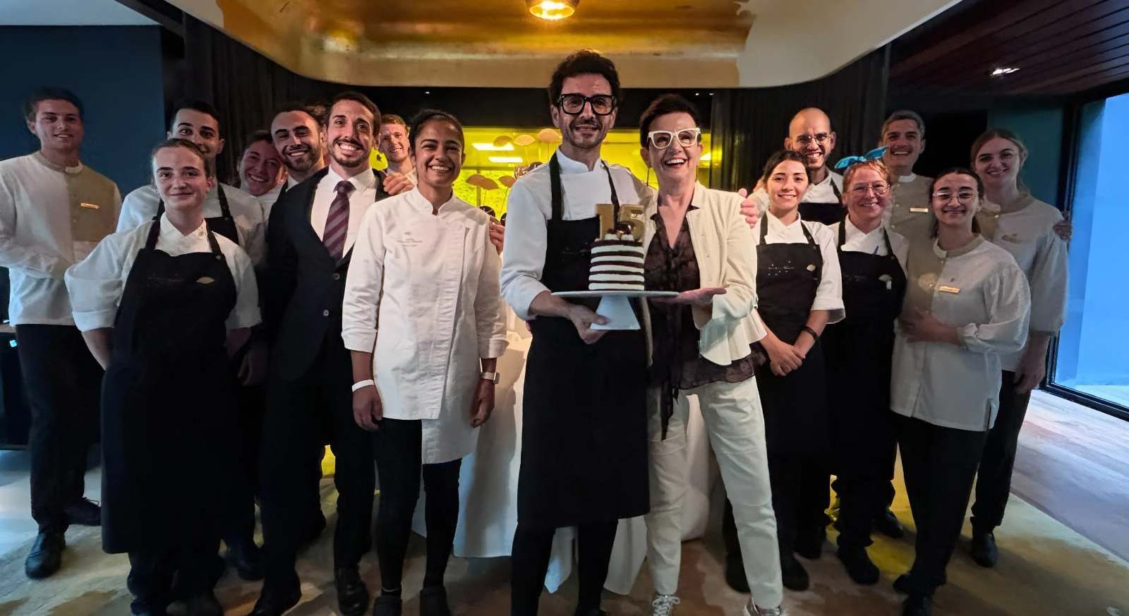 Raül Balam y Carme Ruscalleda, junto al resto del equipo del restaurante Moments. EE