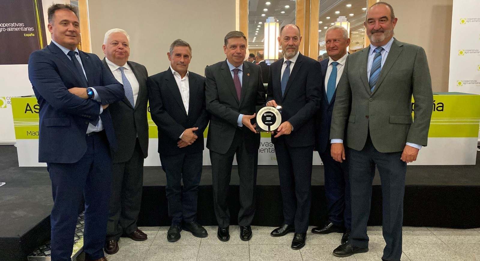 El ministro Luis Planas con el presidente de Acor, Jesús Posadas, y directivos de la cooperativa Acor