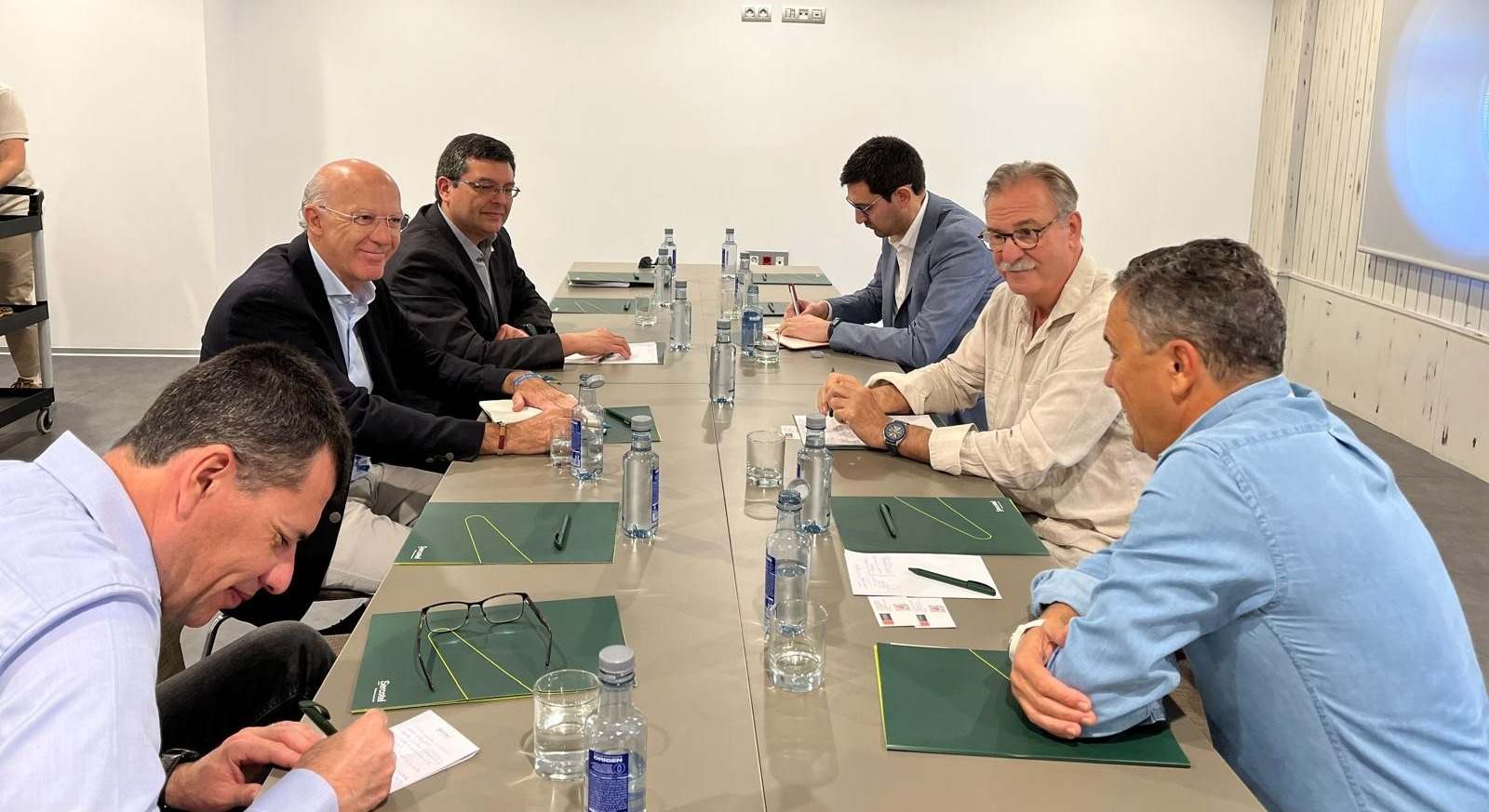Representantes de UNINDE y GAN, con representantes del sector de la energía, en la mesa de trabajo desarrollada en Badajoz.