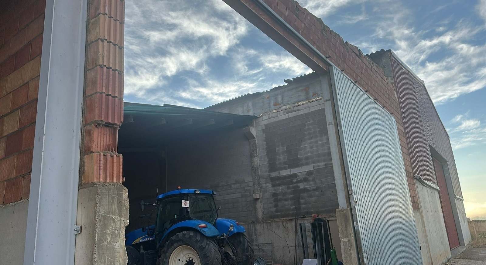 Nave afectada por la tormenta de viento y granizo.