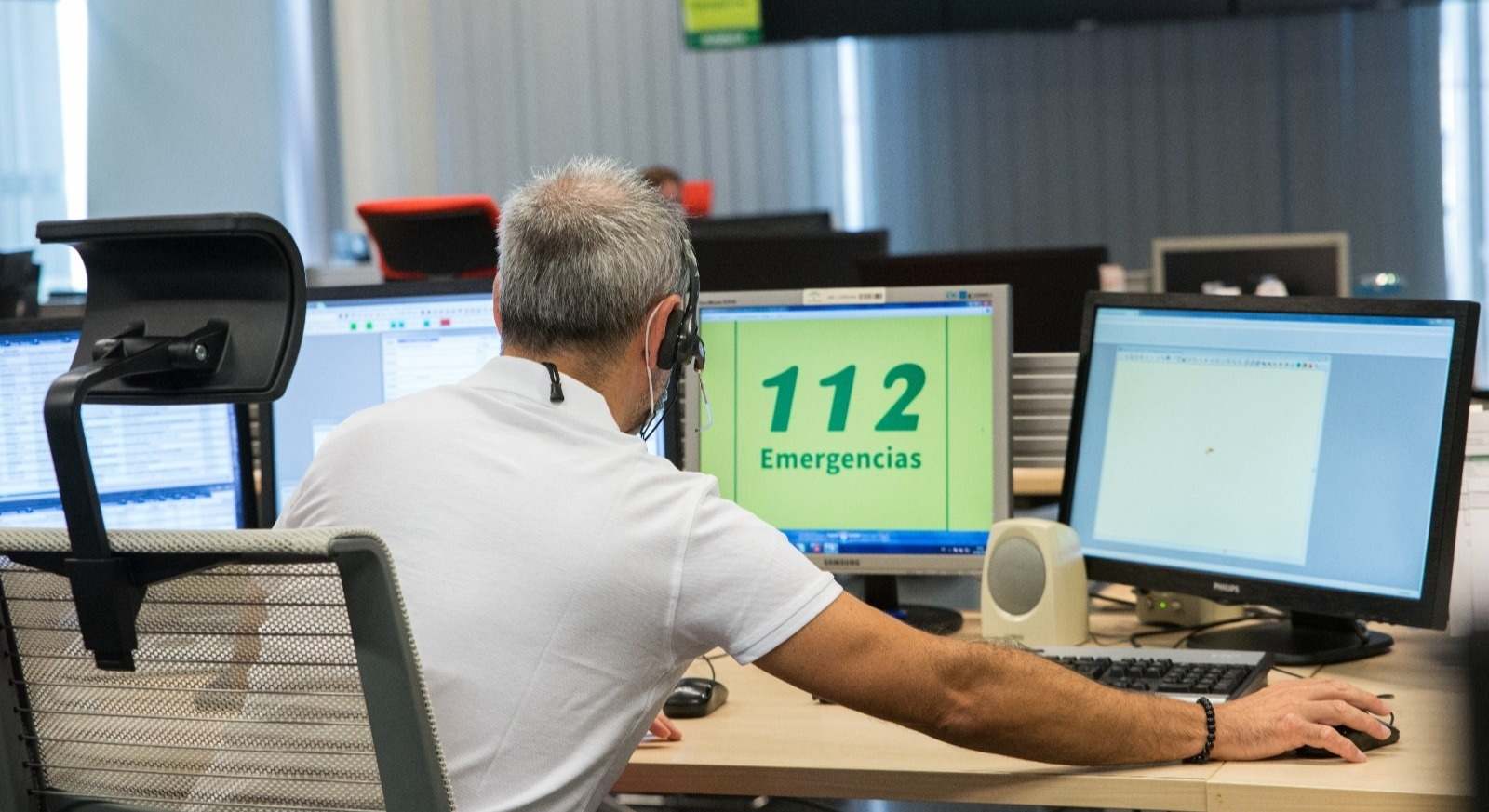 Imagen de recurso de un trabajador del 112.