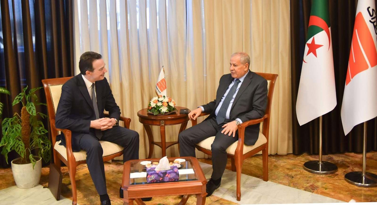 Arturo Gonzalo Aizpiri, consejero delegado de Enagas con el Presidente Director General de Sonatrach, Rachid Hachichi