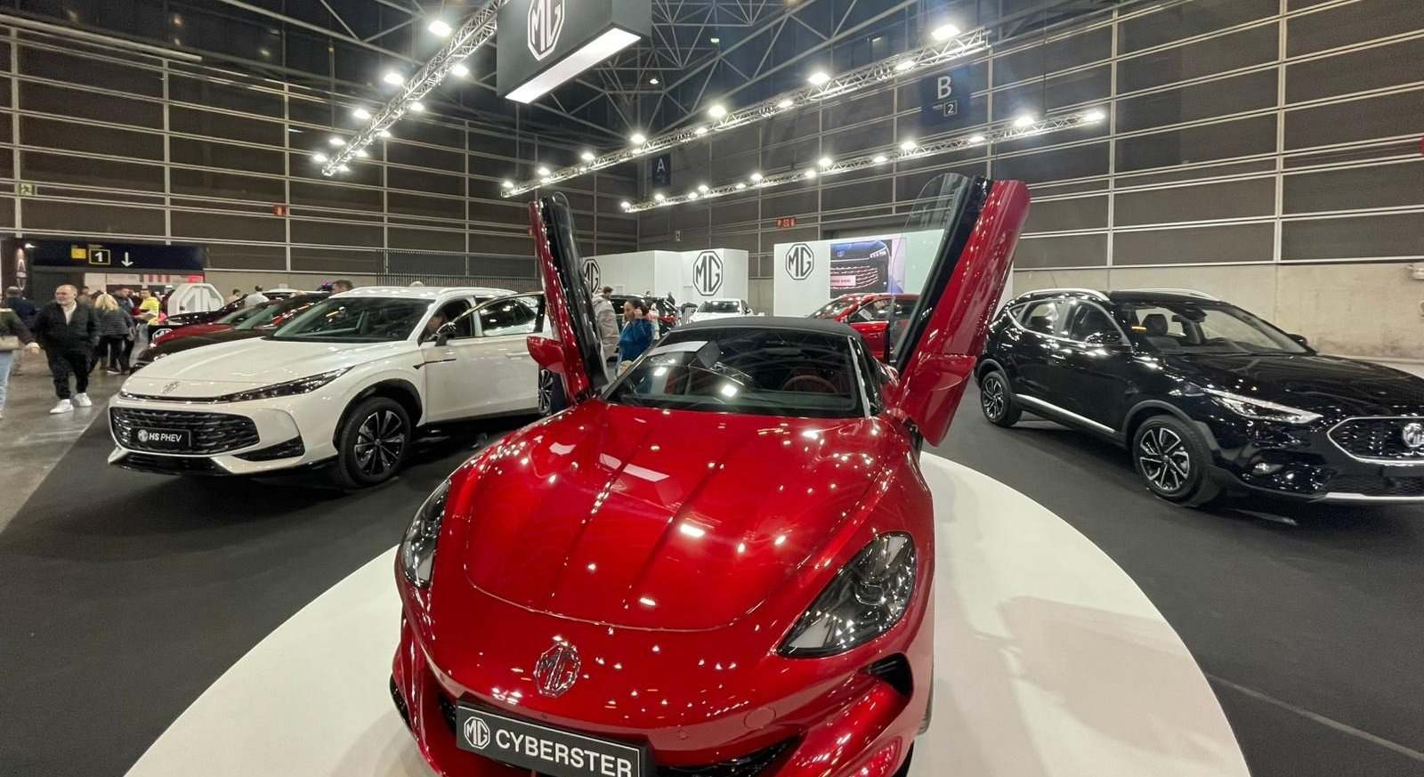 Modelos de MG en el expositor de MG Vedat Import en la Feria del Automóvil de Valencia.