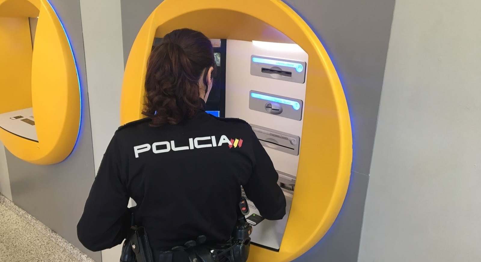 Policía Nacional en un cajero