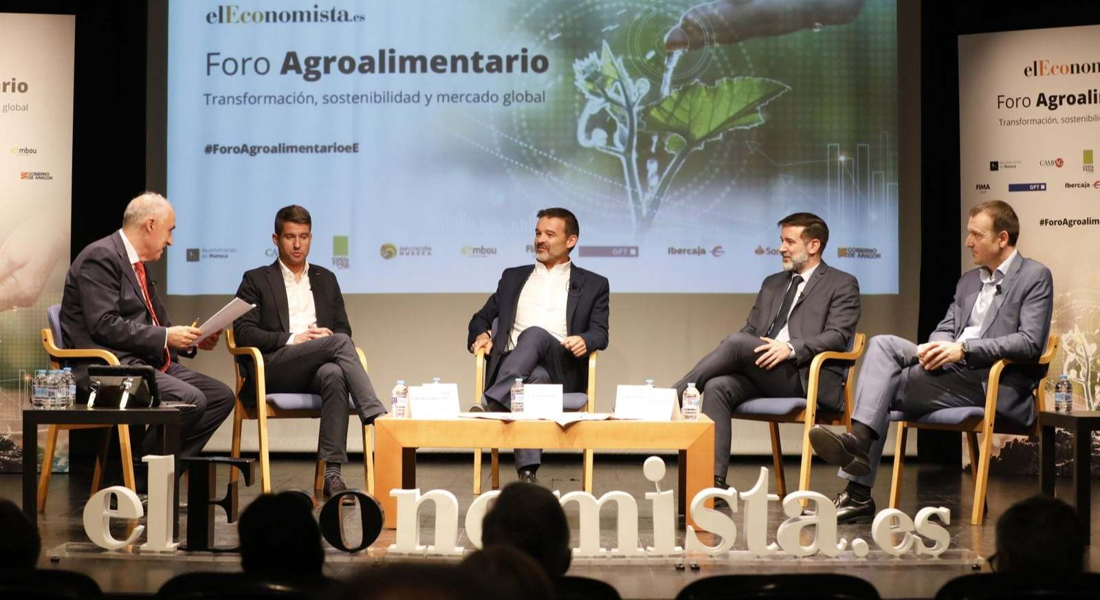 De izquierda a derecha: el director de elEconomista.es, Amador Ayora, Fernando Cidraque, director de la Feria Internacional de Maquinaria Agrícola (FIMA); Luis Villamayor, director ejecutivo Harineras Villamayor y expresidente de AIAA; Javier Camo, direct