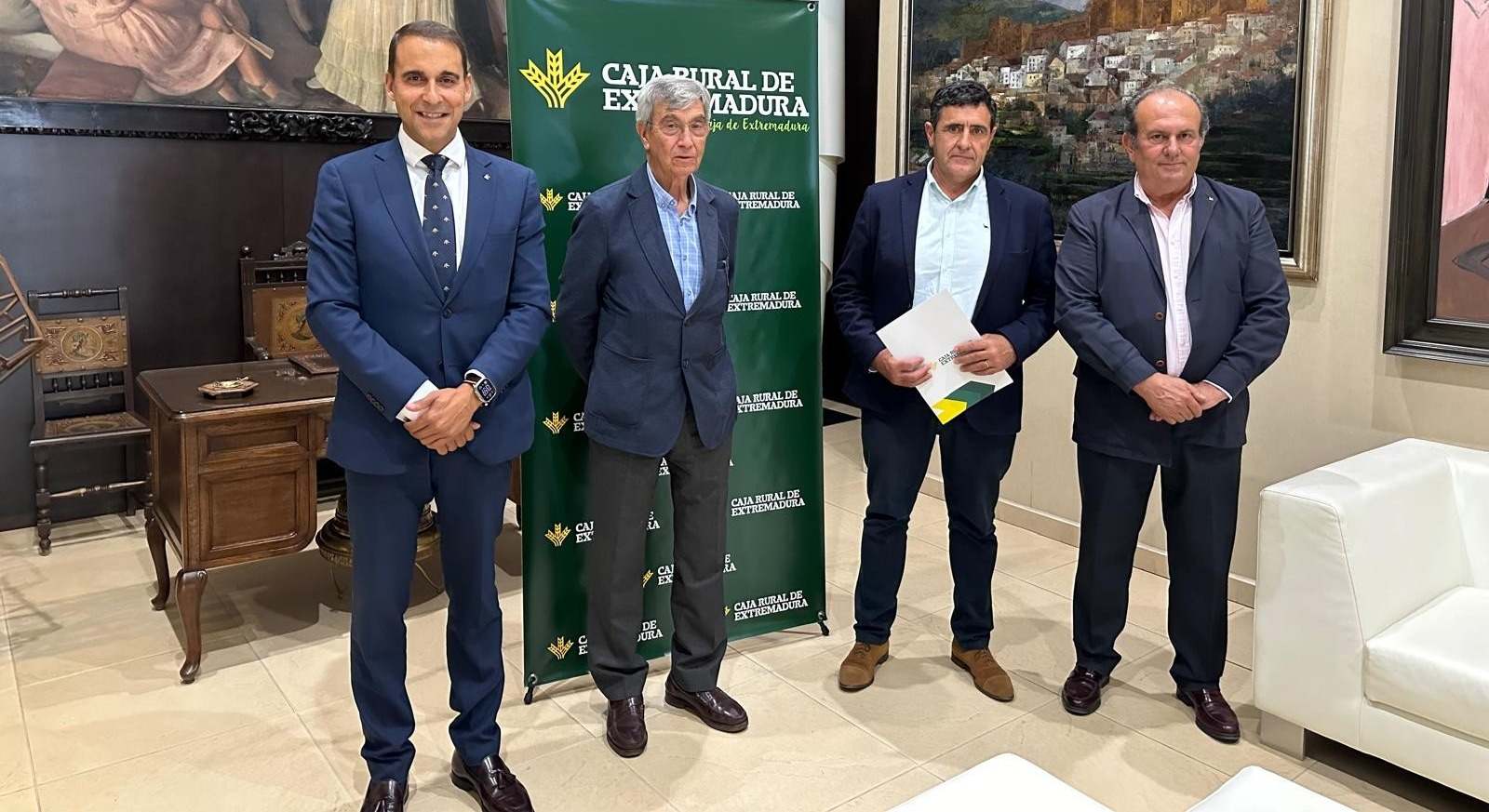 Firma del convenio entre Caja Rural de Extremadura y EA Group.