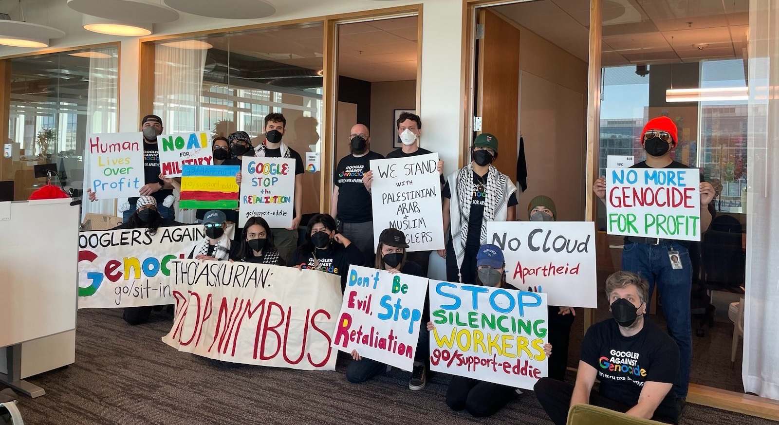 trabajadores de Google realizan una protesta
