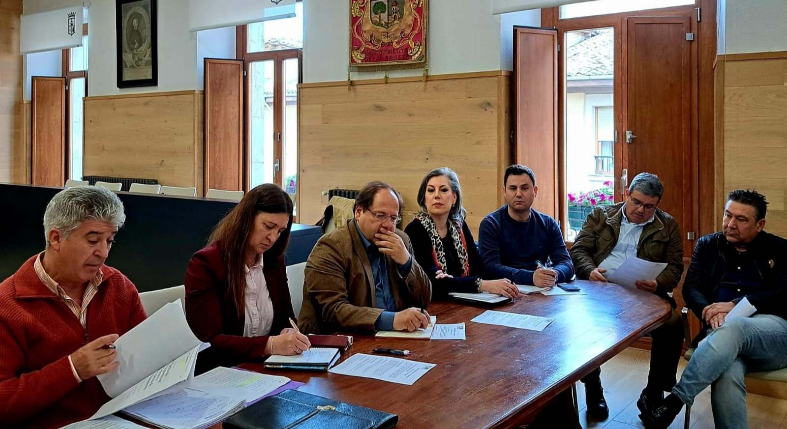 Imagen de la reunión mantenida por el alcalde de La Bañeza, Javier Carrera de Blas, con representantes políticos y sindicales