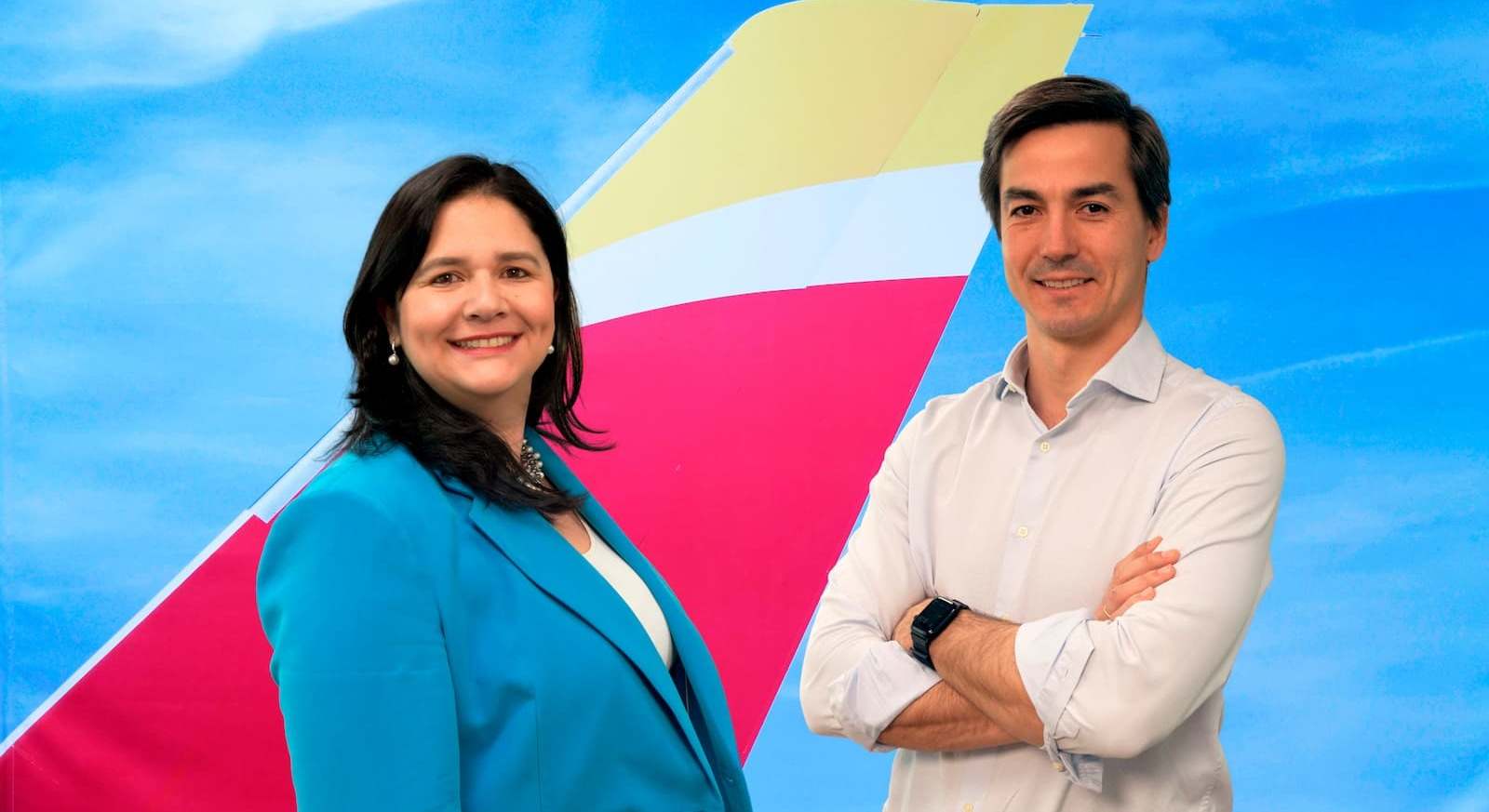 Beatriz Guillén, directora de Clientes de Iberia; y Diego Fernández, director de Estrategia, Transformación y Sostenibilidad de Iberia