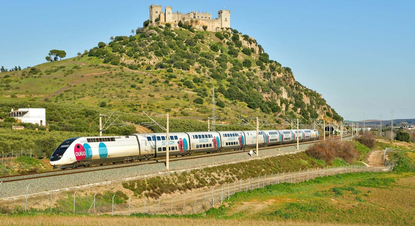 Tren de Ouigo a su paso por Almodóvar del Río. / Cesare Sapienza