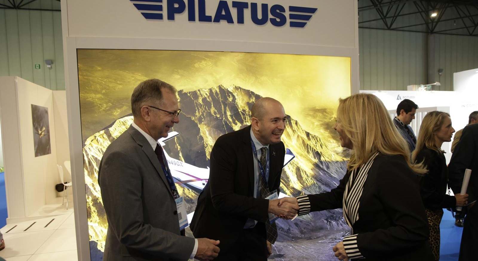 La consejera andaluza Carolina España saluda a Luca Fabbricotti, de Pilatus, que se va a instalar en Sevilla.