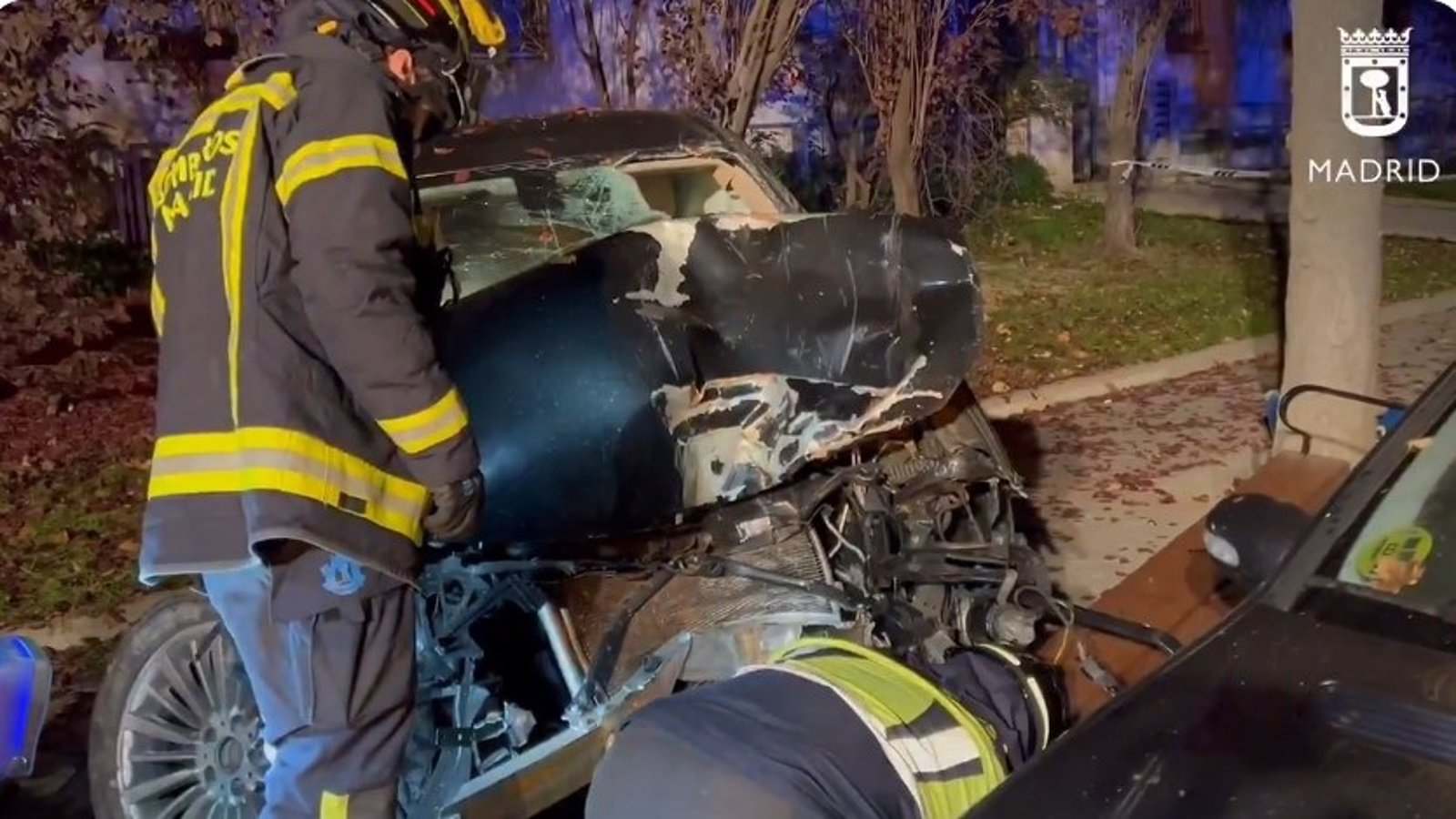 Así ha quedado el coche tras el accidente que ha causado la muerte del rider en Usera