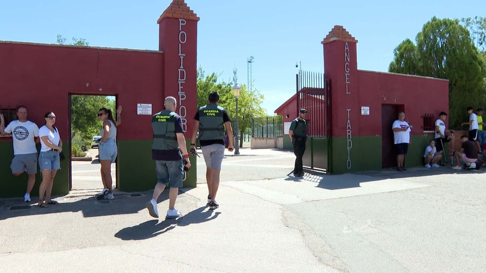 Imagen de la entrada al campo de fútbol Ángel Tardío de Mocejón.