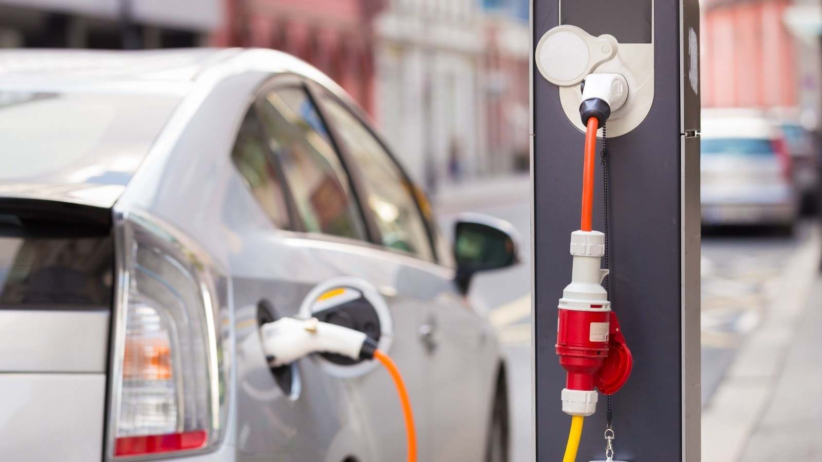 Un vehículo eléctrico repuesta. Europa Press